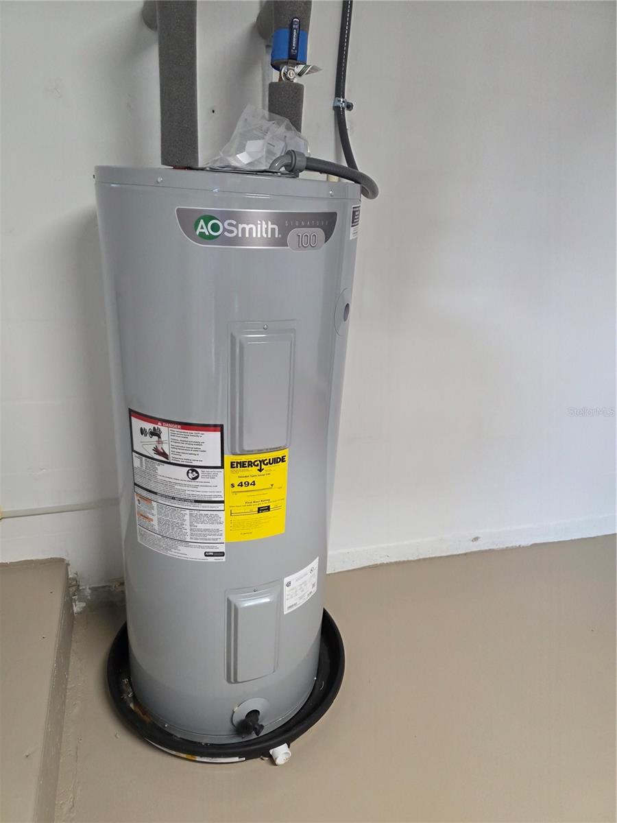 Water heater tank