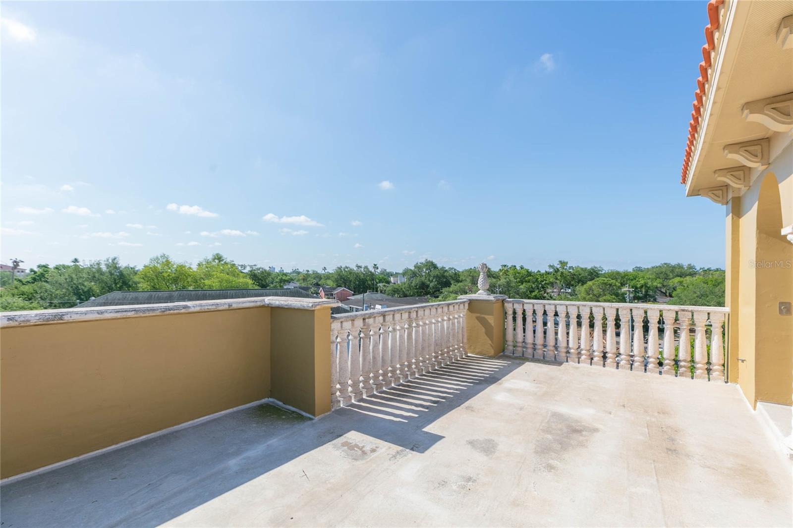The roof deck is a quiet sanctuary and great entertainment space...