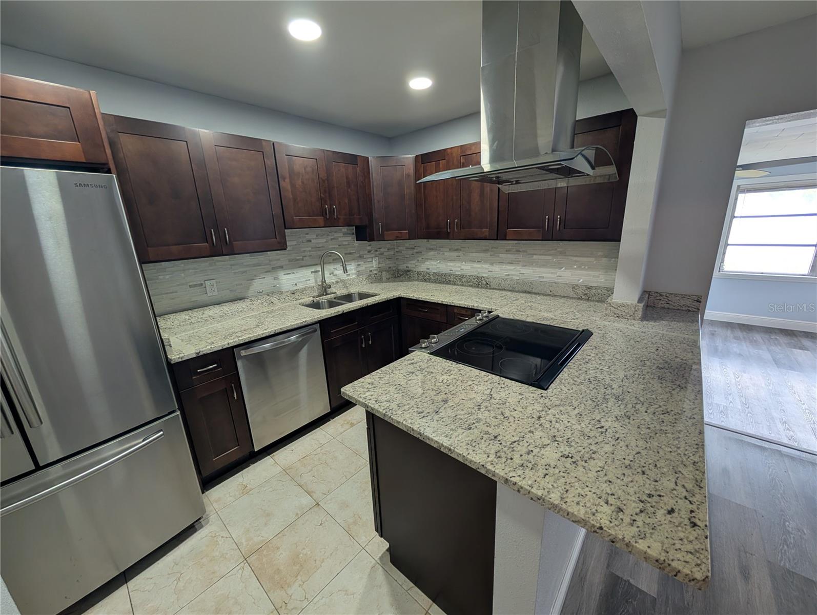 Solid Wood Cabinets w/Soft-Close