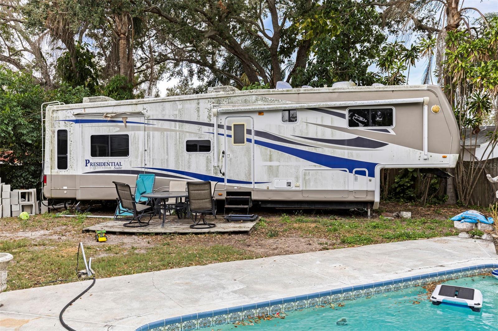 RV can stay or be removed before closig