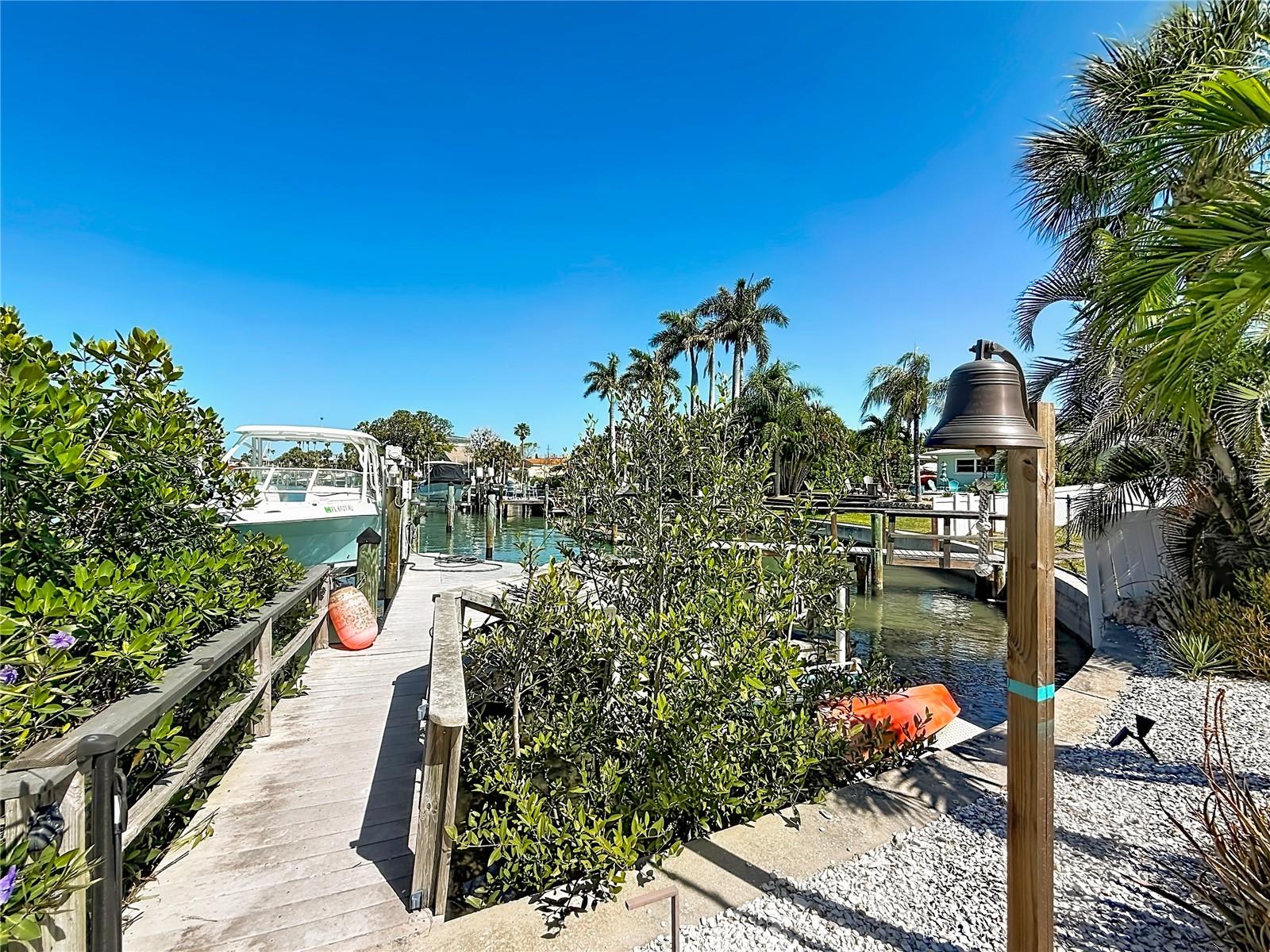 Dock and lift (floating dock does not convey)