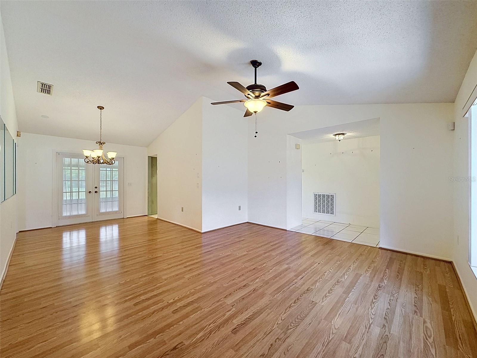 Living Room / Dining