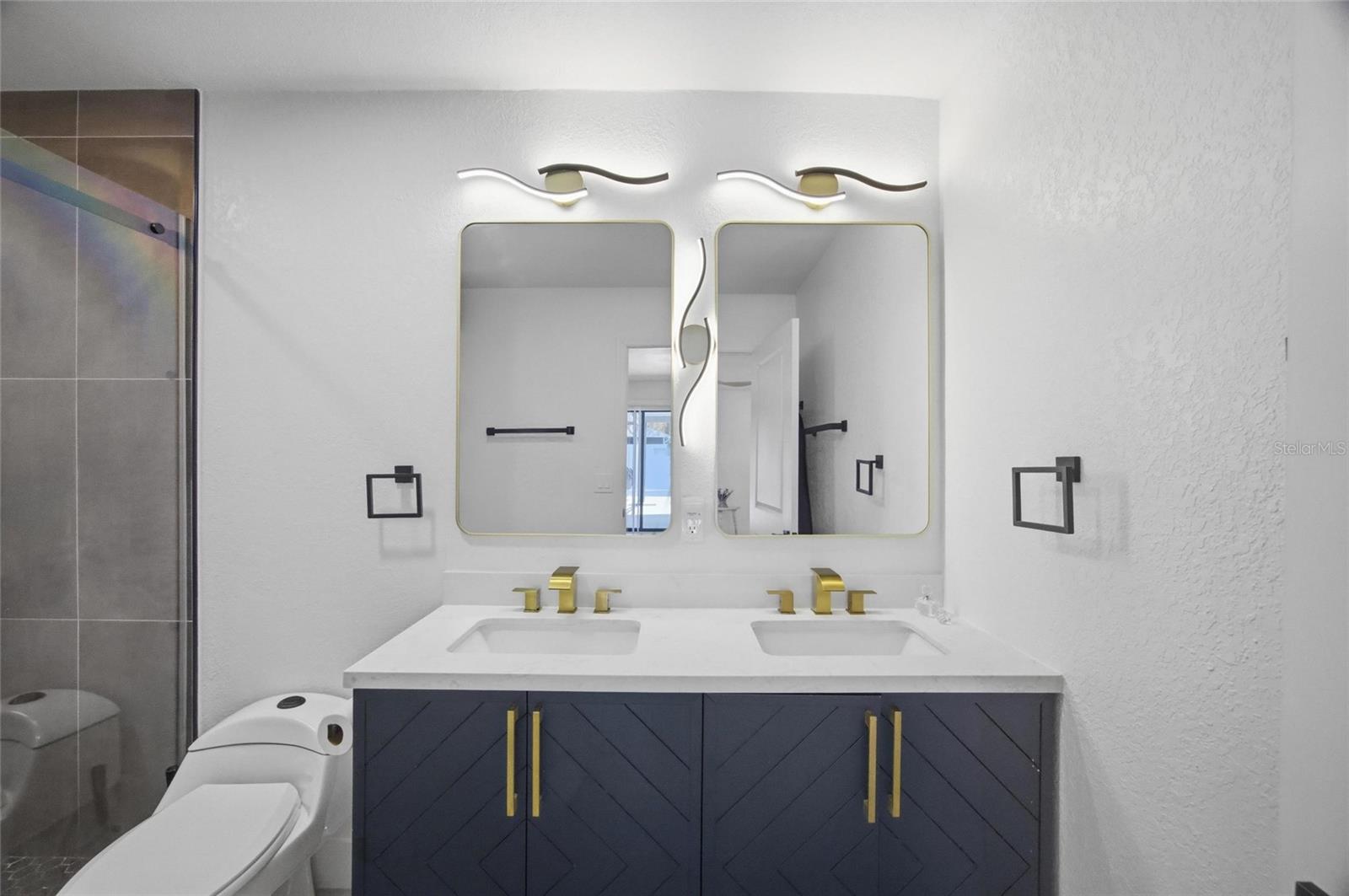 2 sinks in primary bath