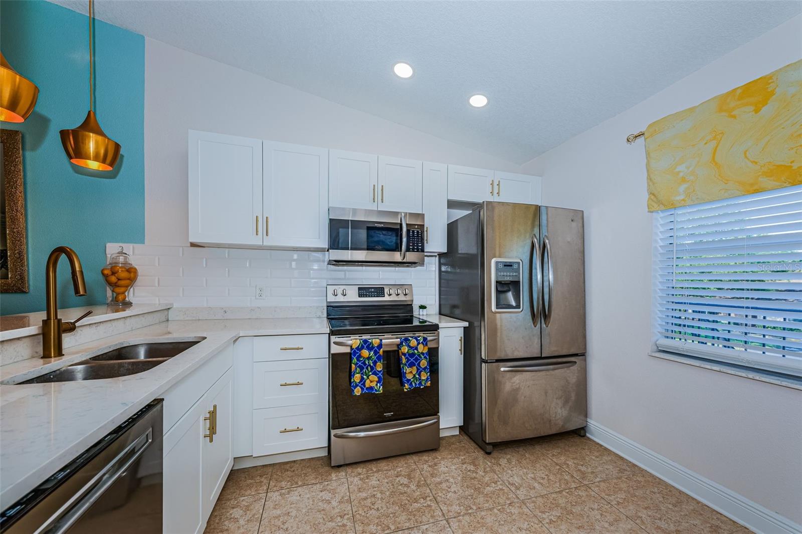 Eat-in area, Breakfast bar and 2 Pantries