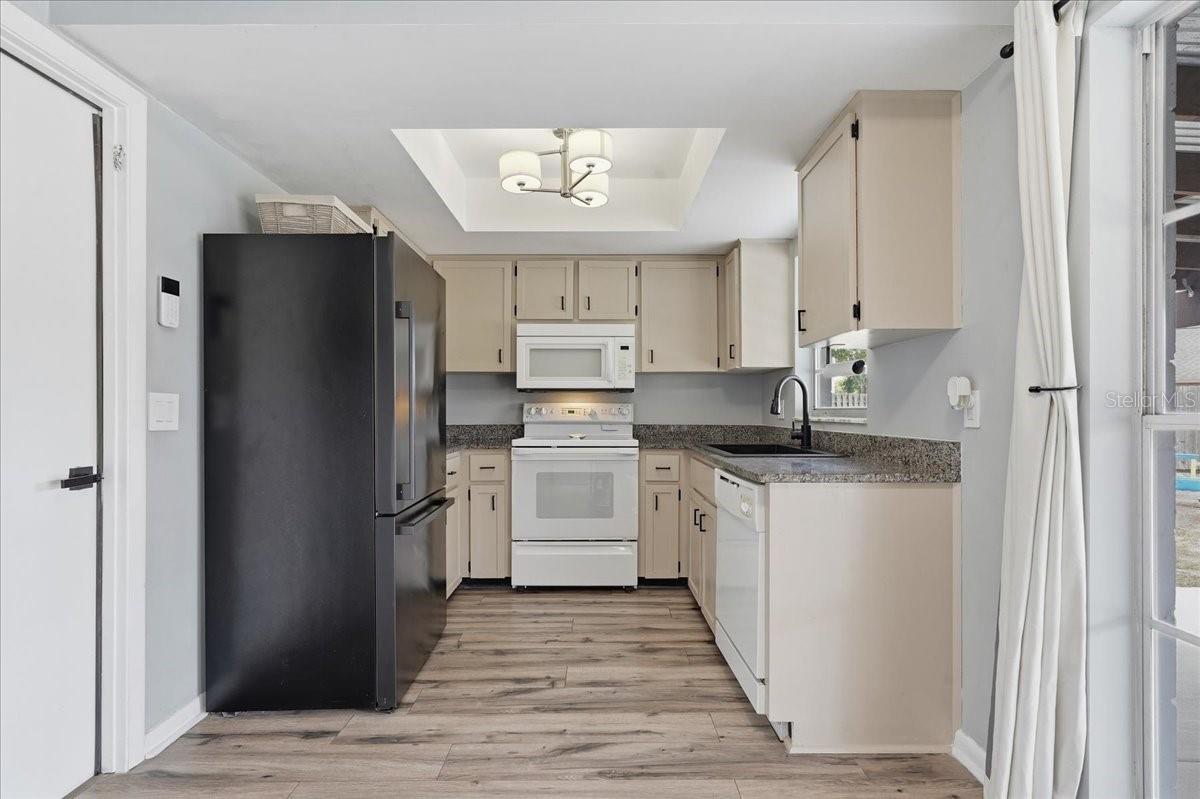 LIGHT AND BRIGHT THROUGHOUT