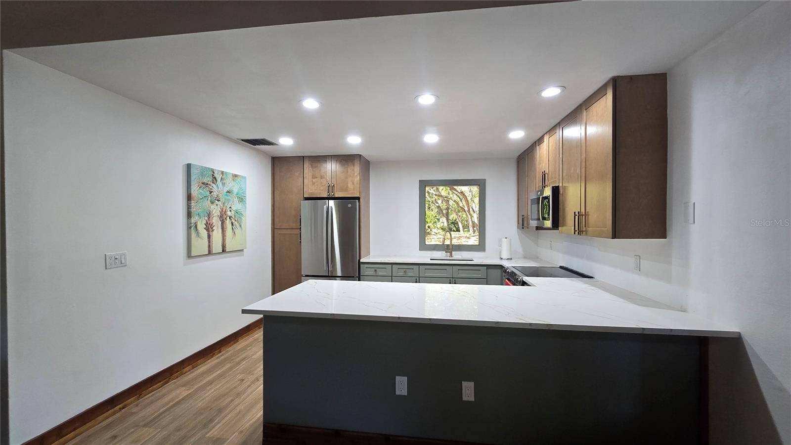 This clubhouse kitchen was recently renovated and ready for enjoying great meals while enjoying time with others.