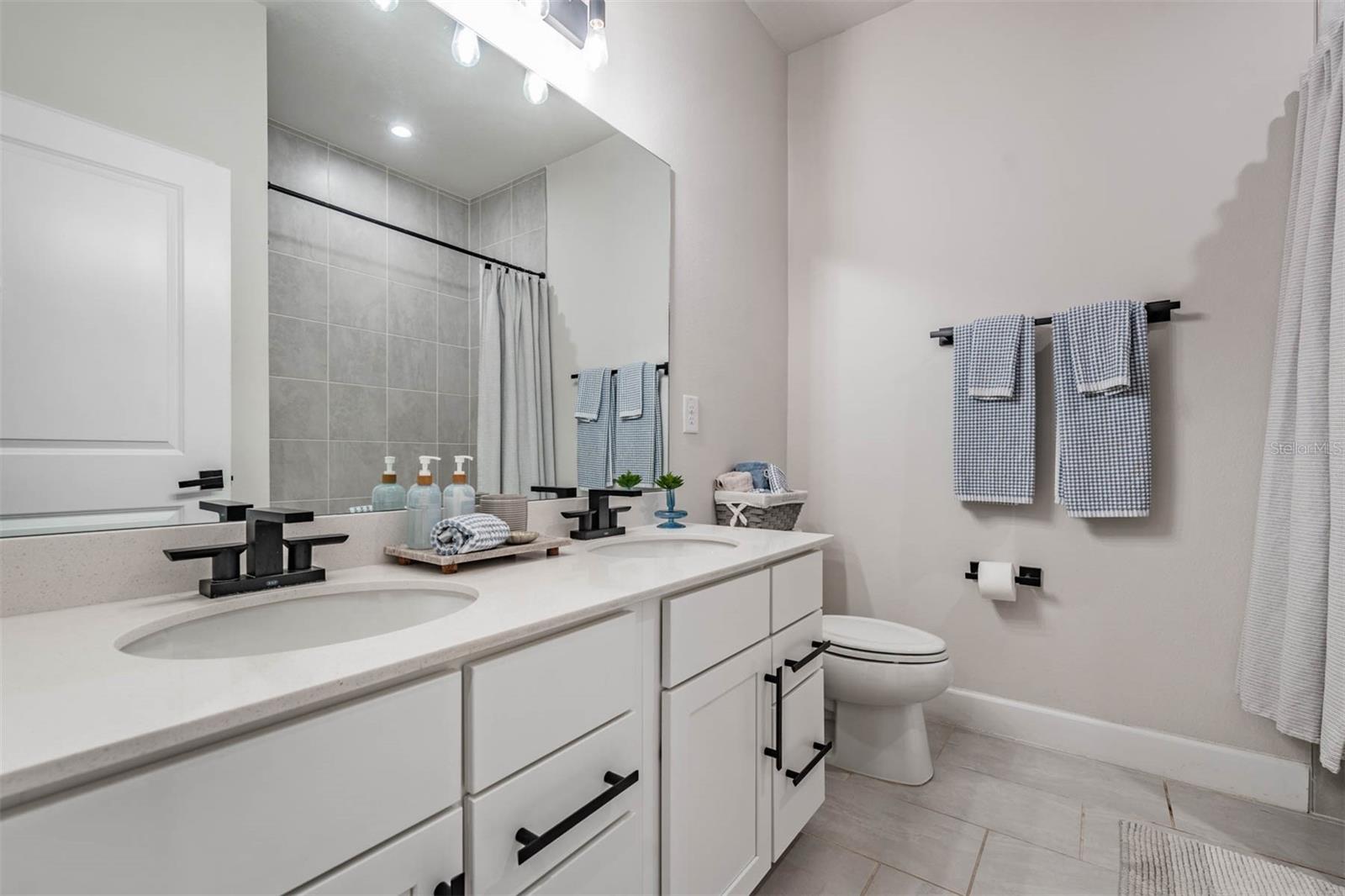 Guest bath with tub/shower combo