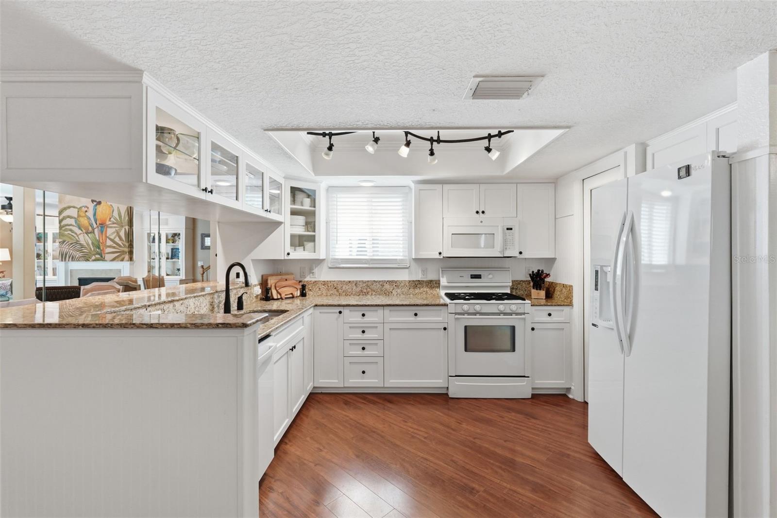Updated Kitchen with GAS STOVE