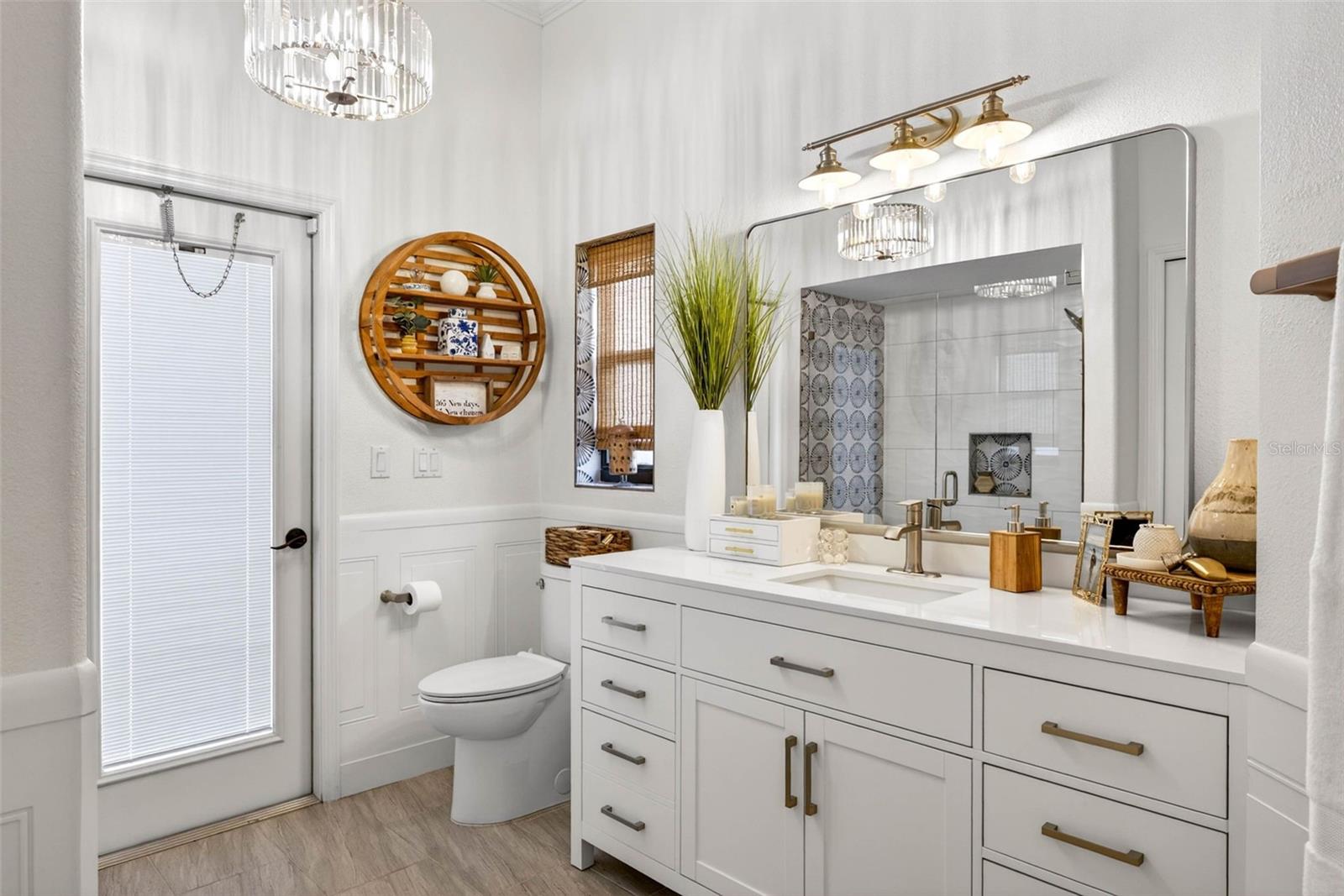 Guest Wing Bath/Pool access