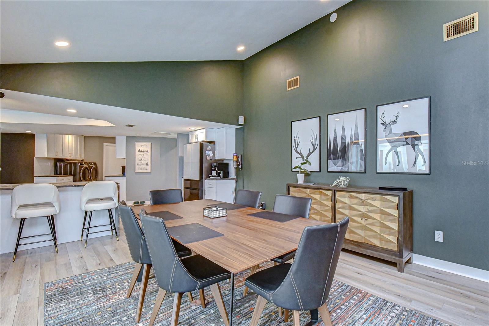 Family to Kitchen Breakfast Bar