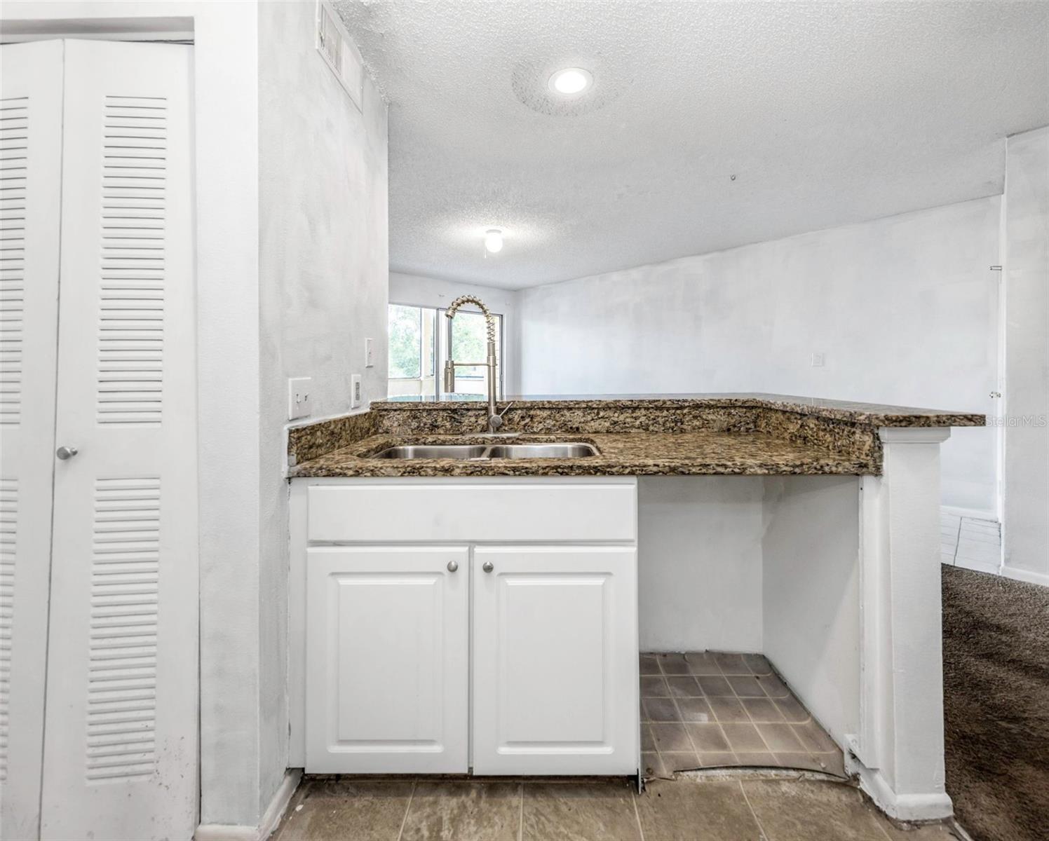 Kitchen - Right View