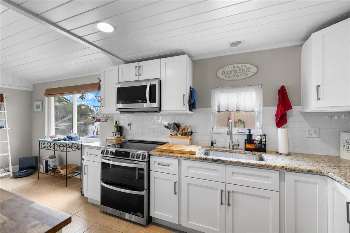 Kitchen double oven range