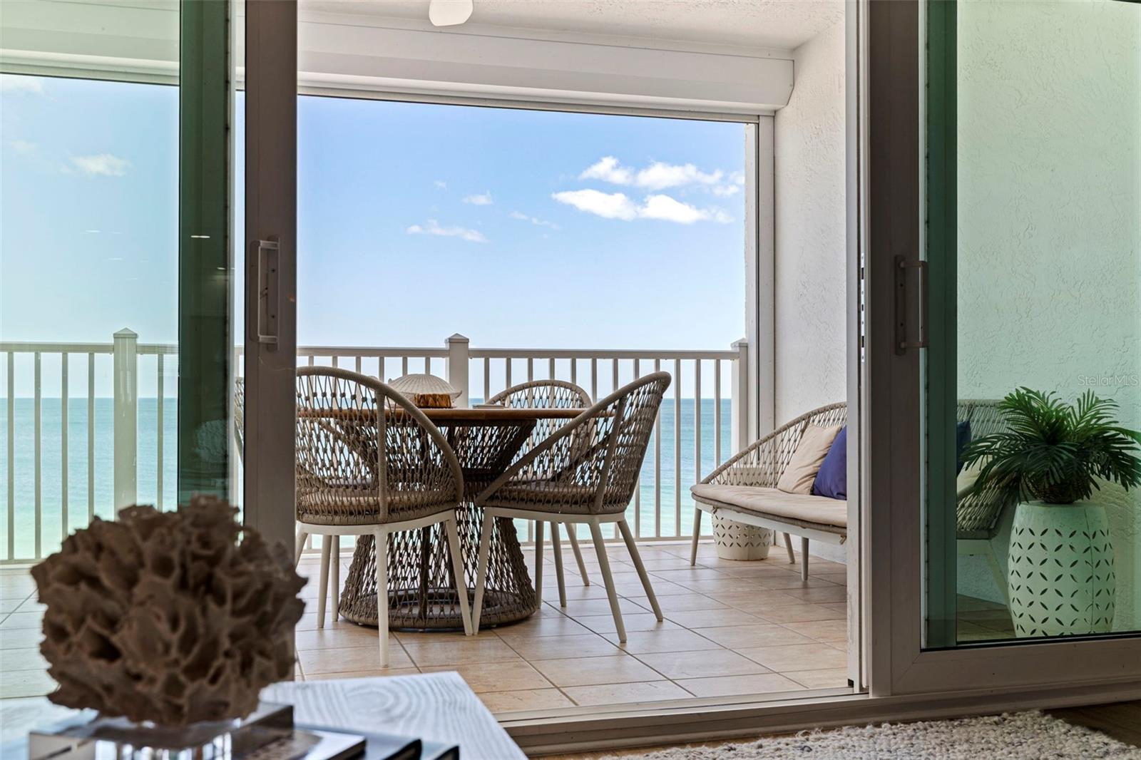 Yes the living room has a view of the gulf