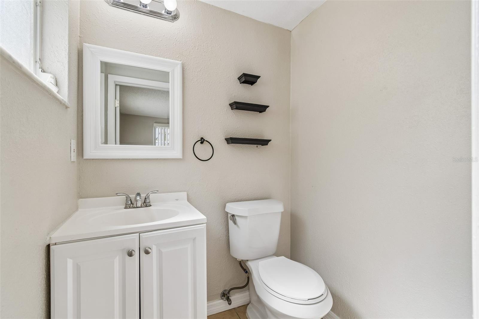 Primary bedroom en-suite bathroom