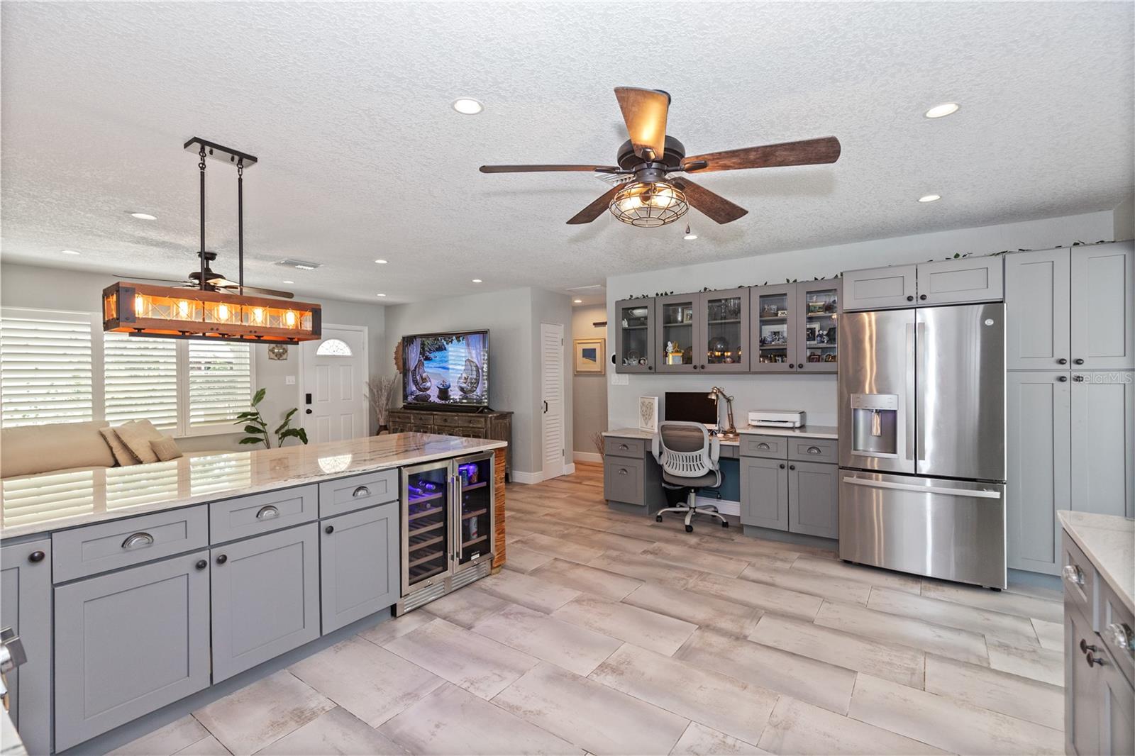 GE refrigerator with water dispenser and ice maker