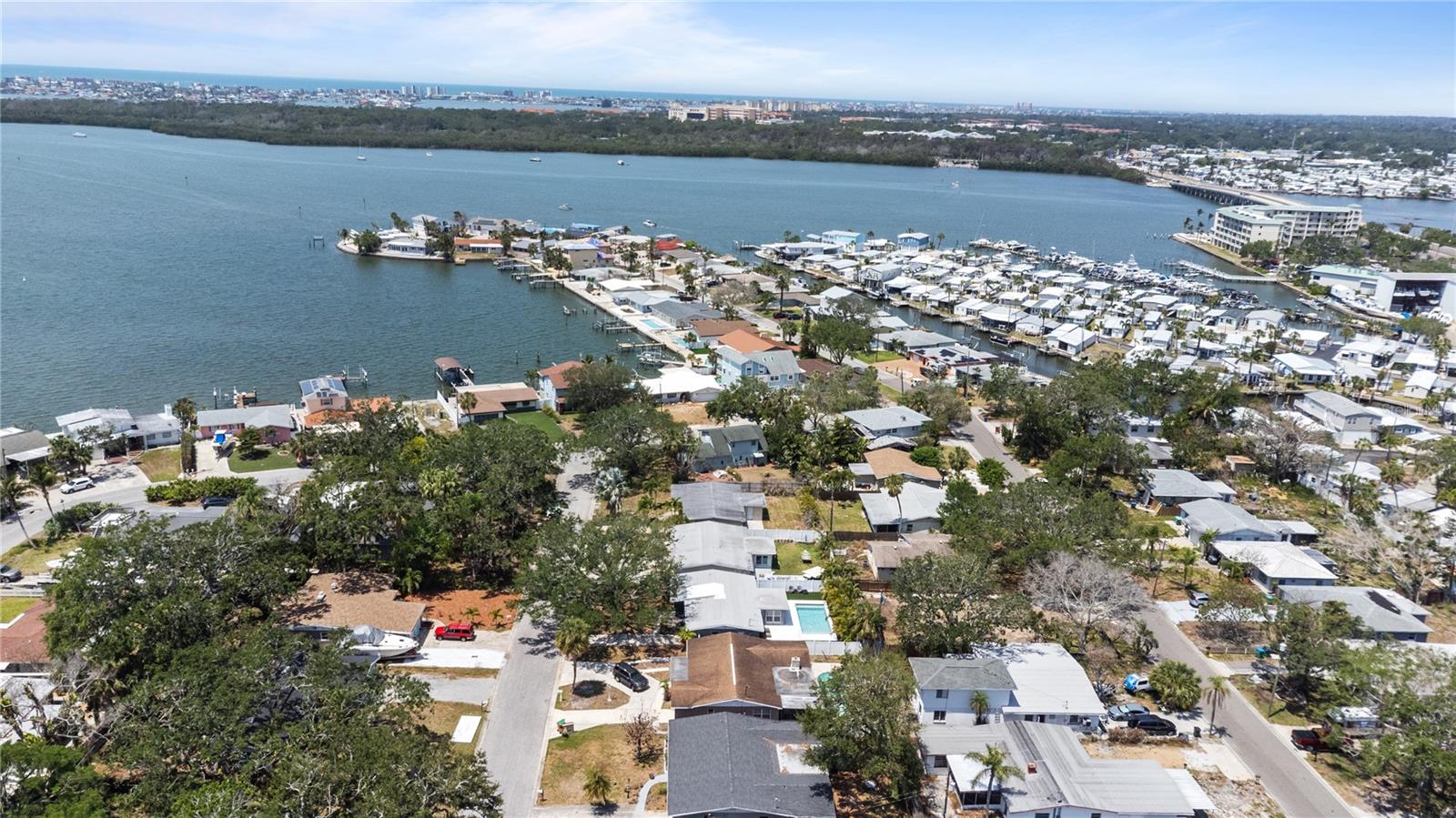 Close to the bay and Abercrombie Park, Doc Ford's and lots of shopping