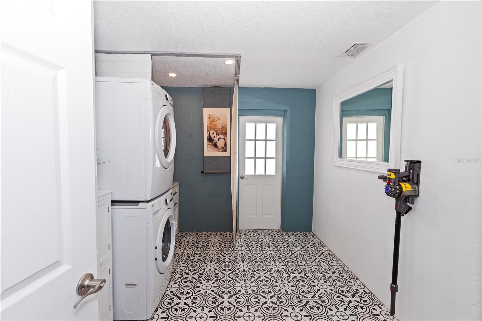 2nd bathroom with newer washer/dryer