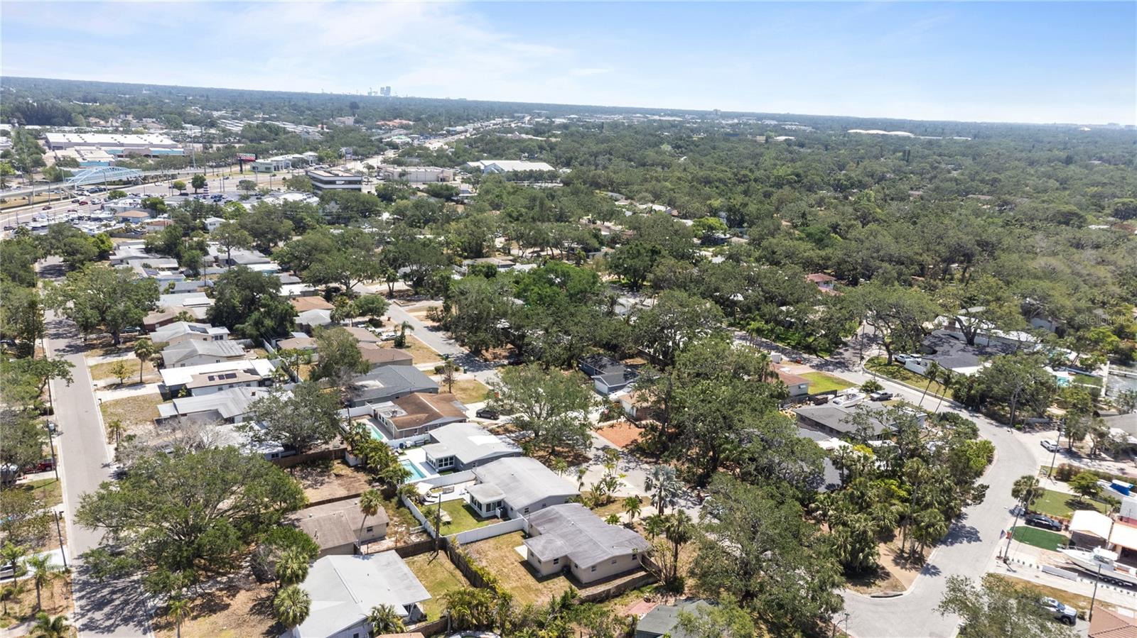 2-3 blocks to the park and Boca Ciega Bay