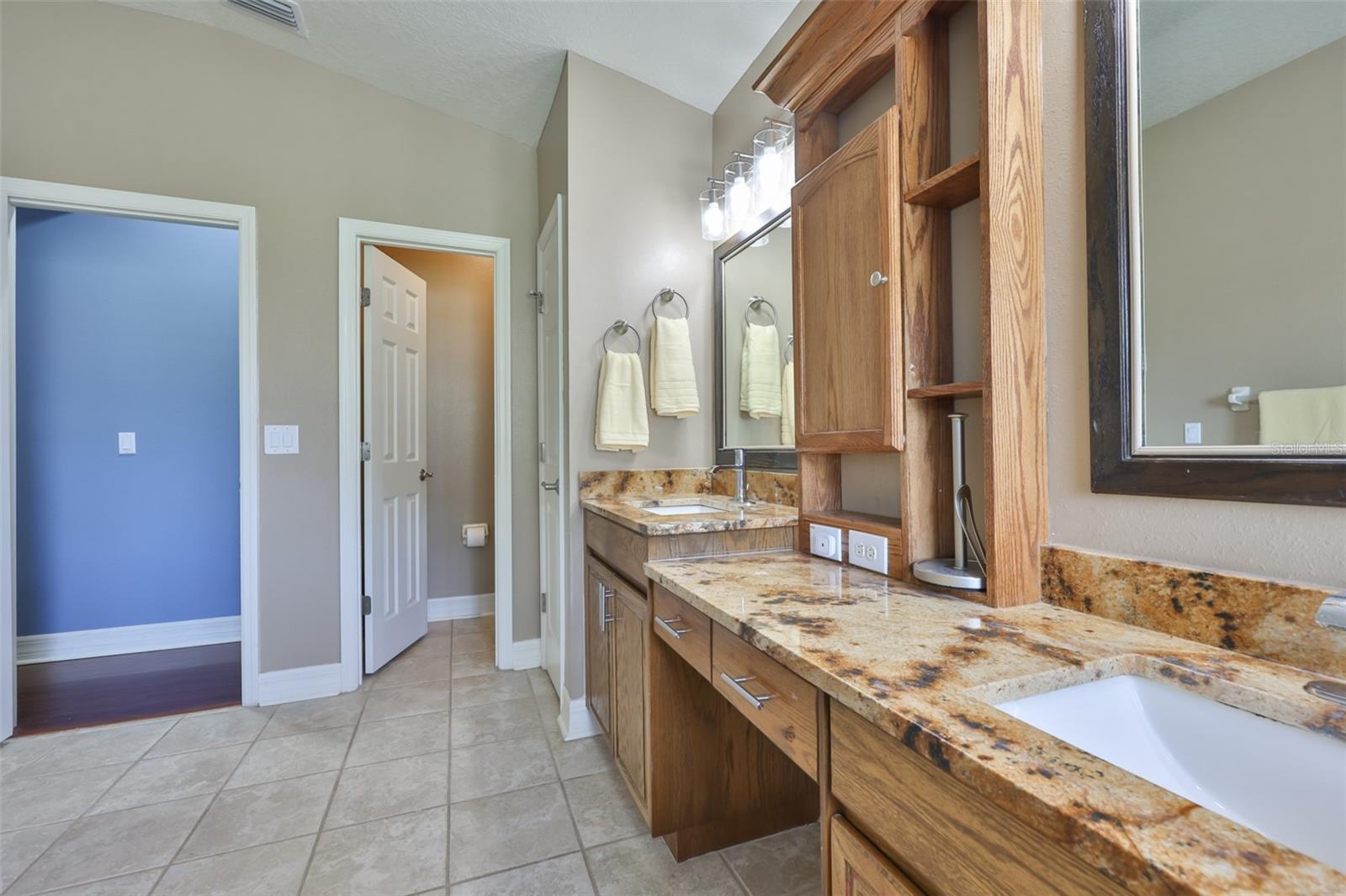 Dual sinks in granite counters