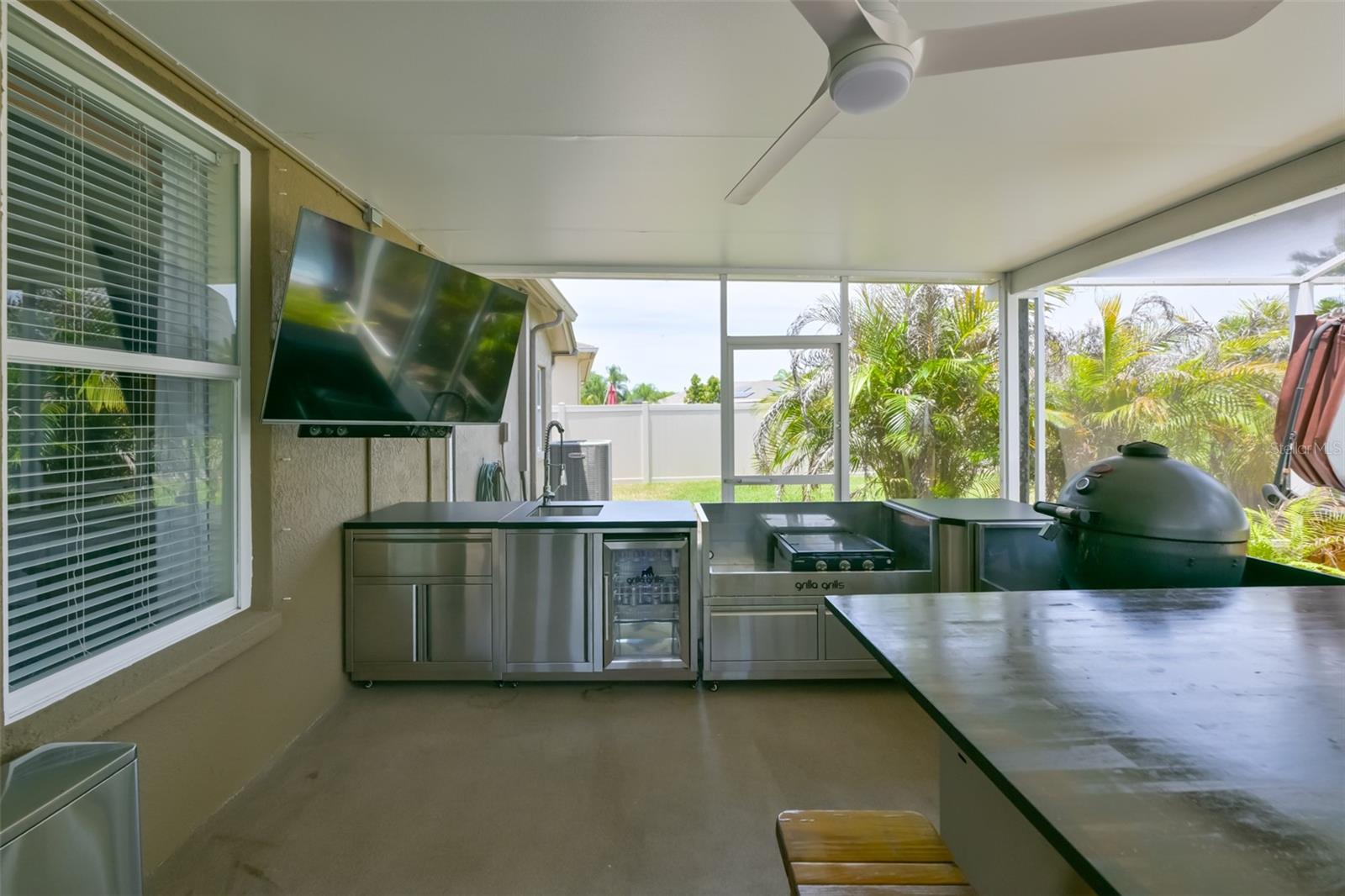 Insulated ceiling. Privacy fence.
