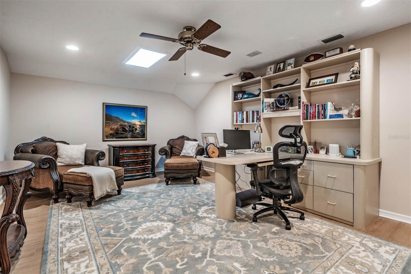 Upstairs Loft w/closet