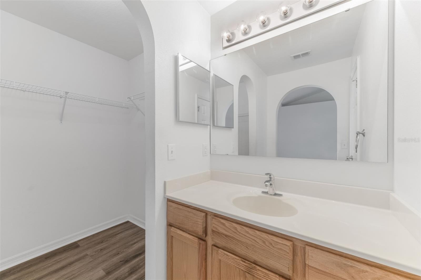 Primary en-suite/Walk-in closet