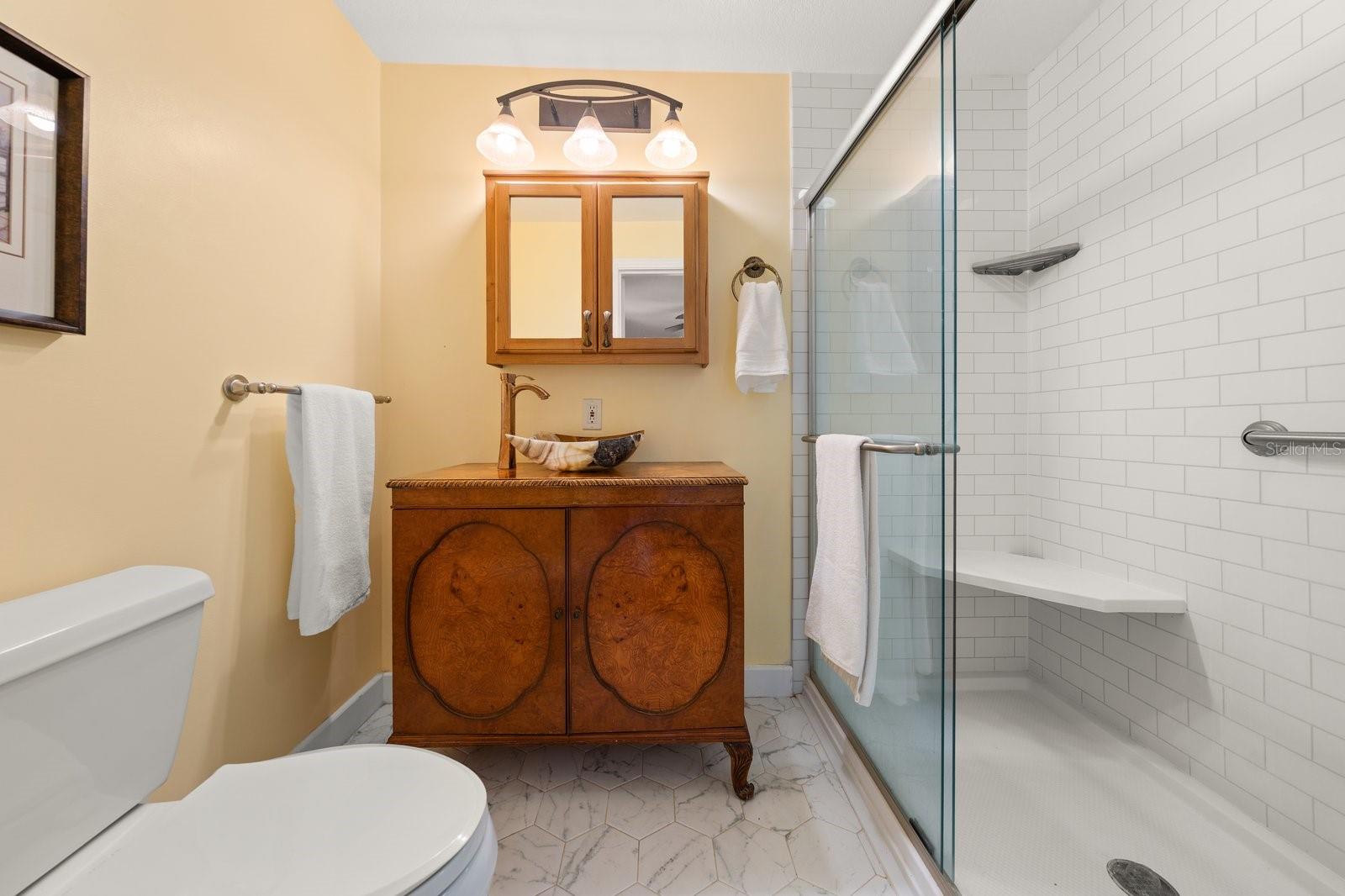 Primary en suite bath