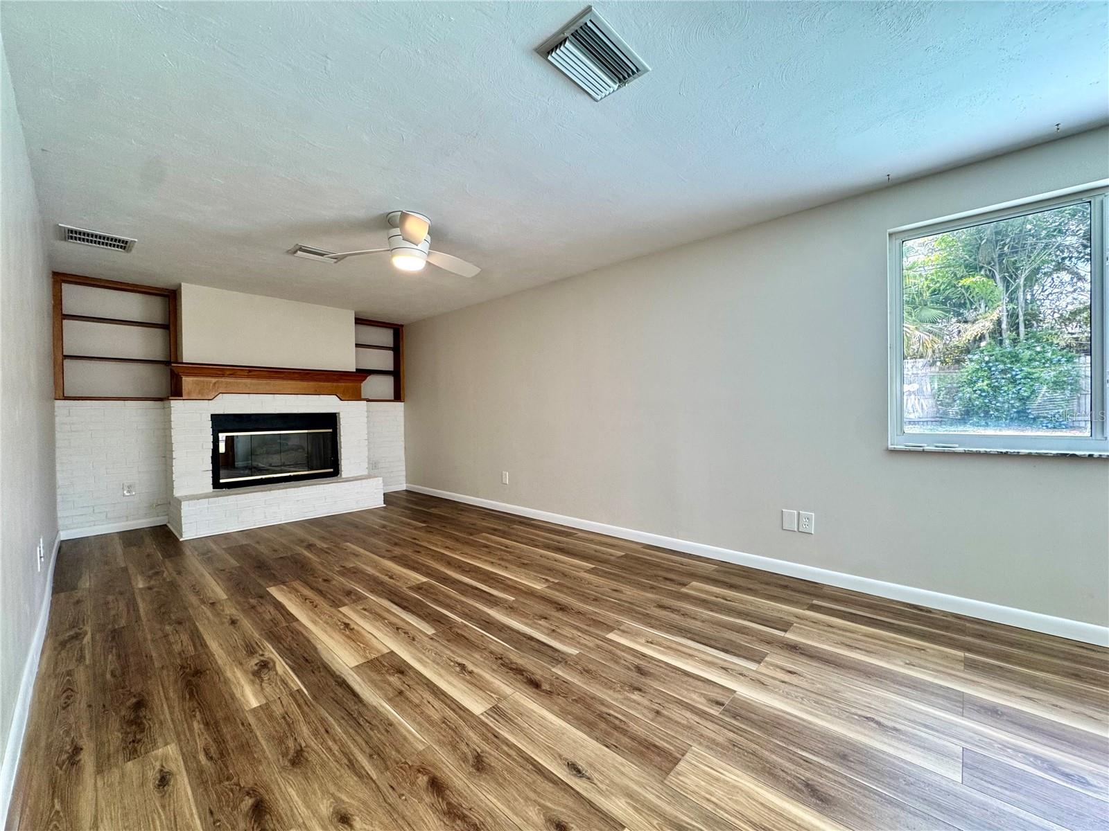 Natural gas fireplace