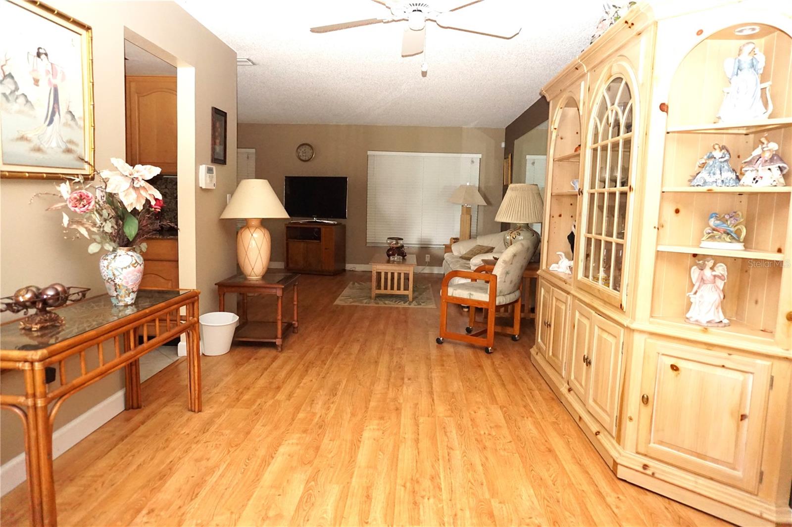 DR looking toward FL room