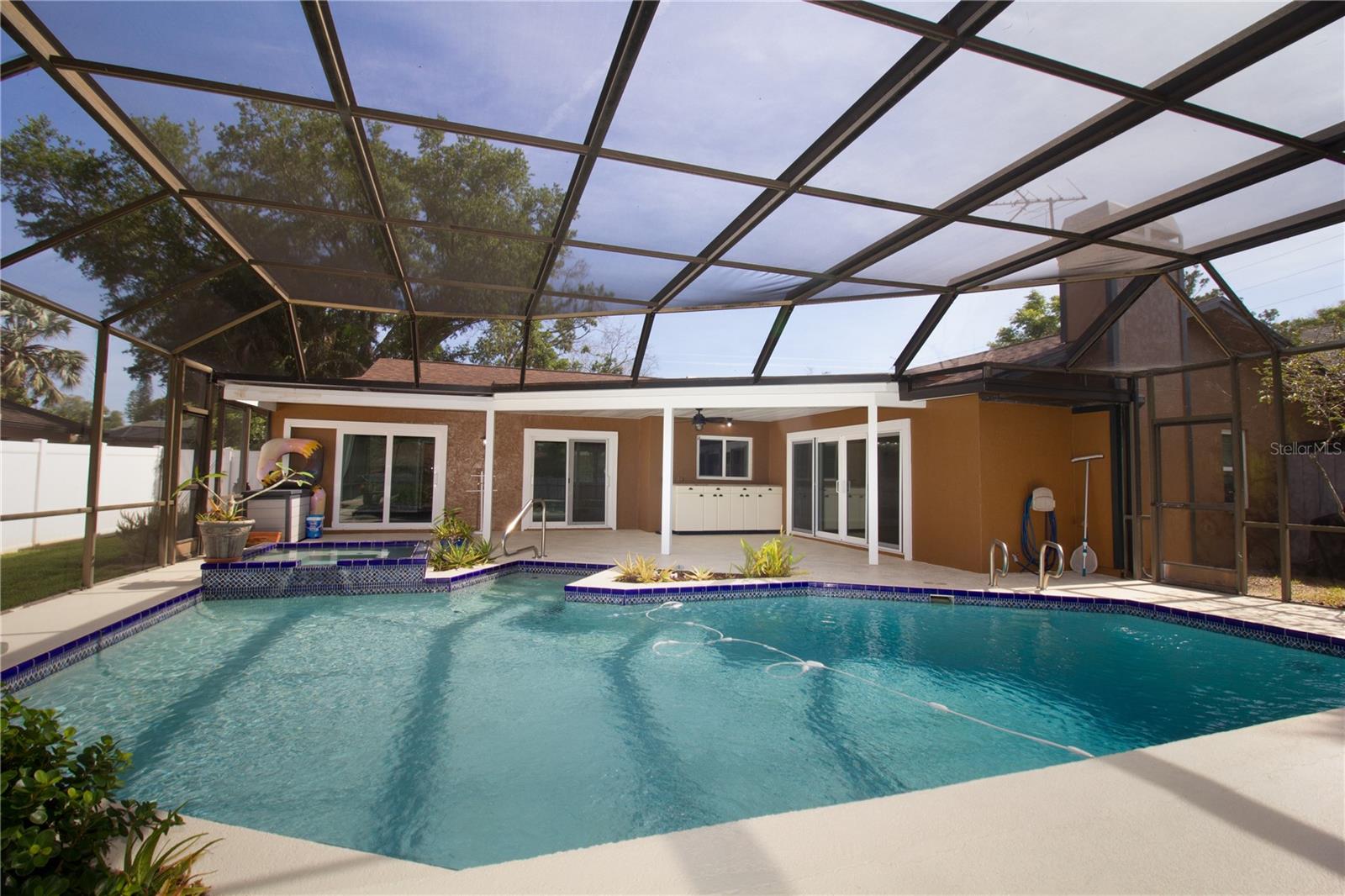 Beautiful Caged Pool with Spa