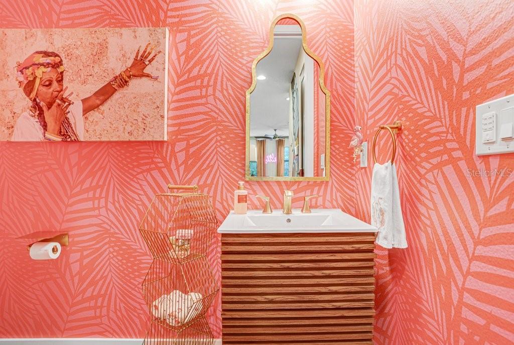 Powder bathroom Level 1