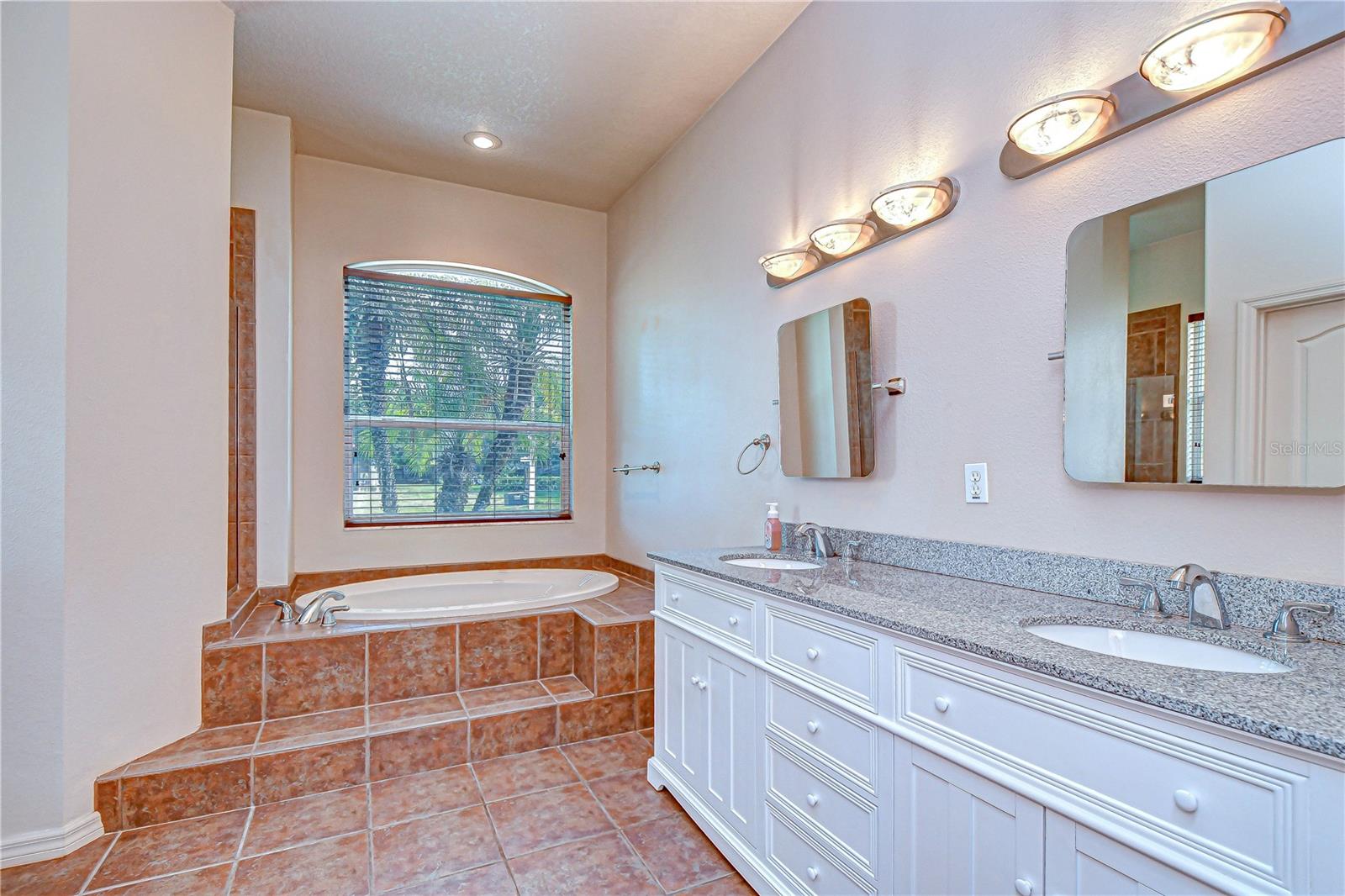 Ensuite Bath Soaking Tub