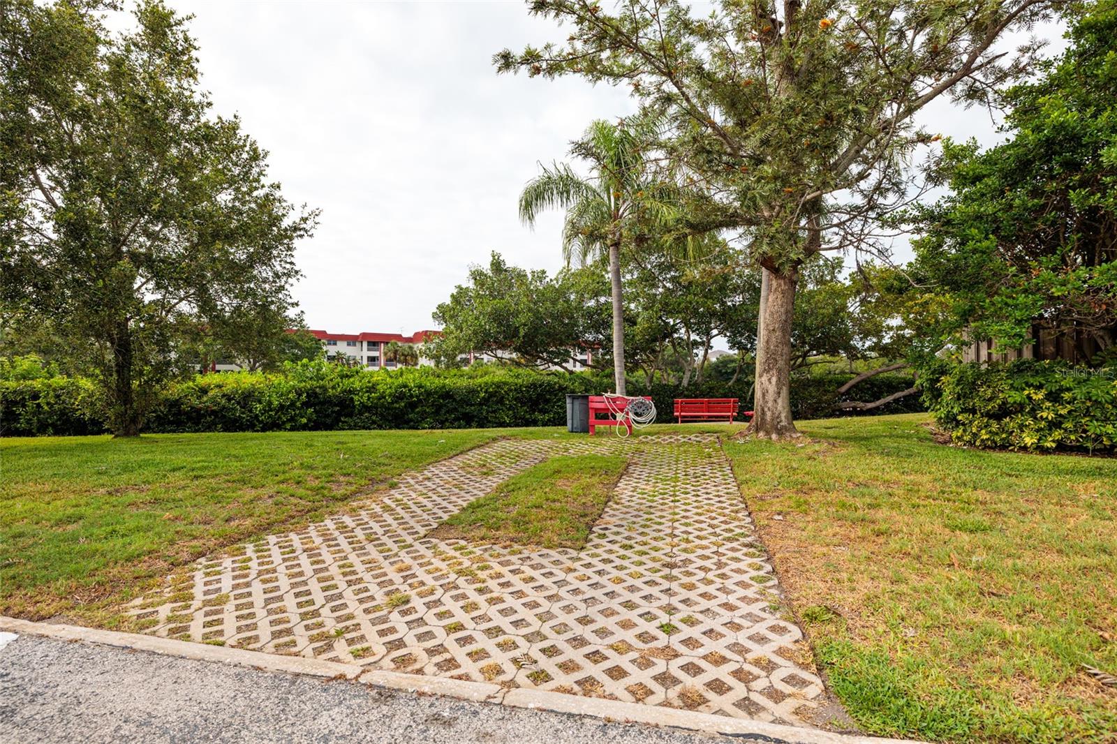 Lake Overlook Condominiums Community