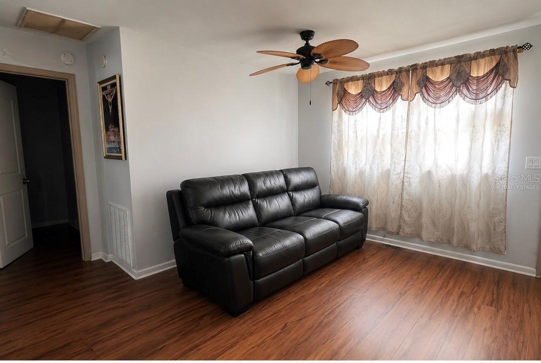 Virtually staged (Living room)