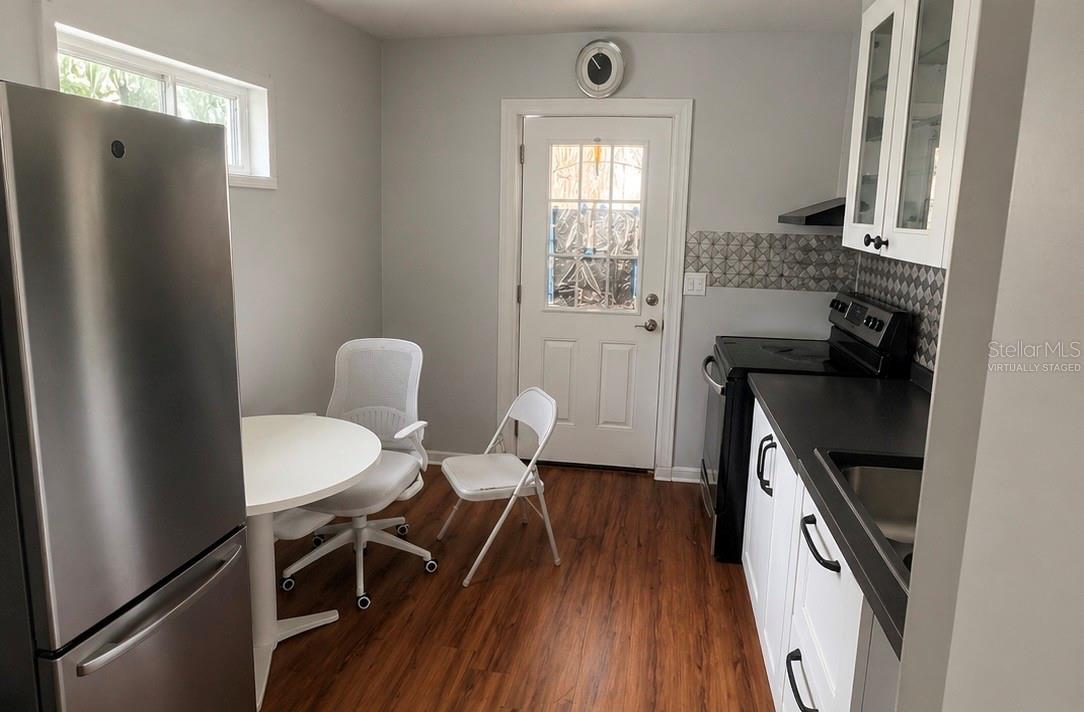 Virtually staged (kitchen)
