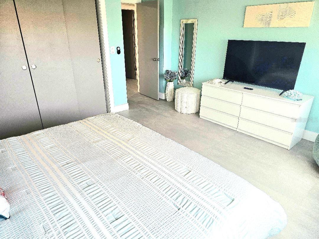 Bed 2 big TV, beautifully appointed.