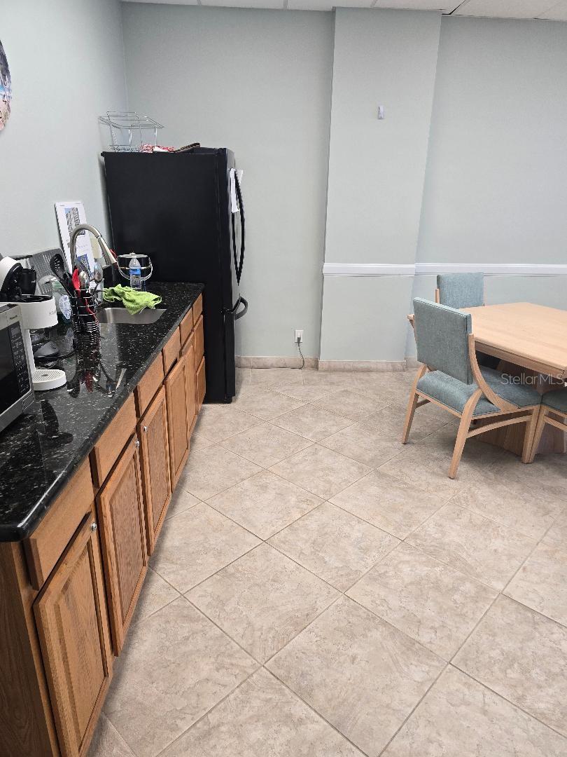 Kitchenette with dining for those beach or pool lunches or entertaining.