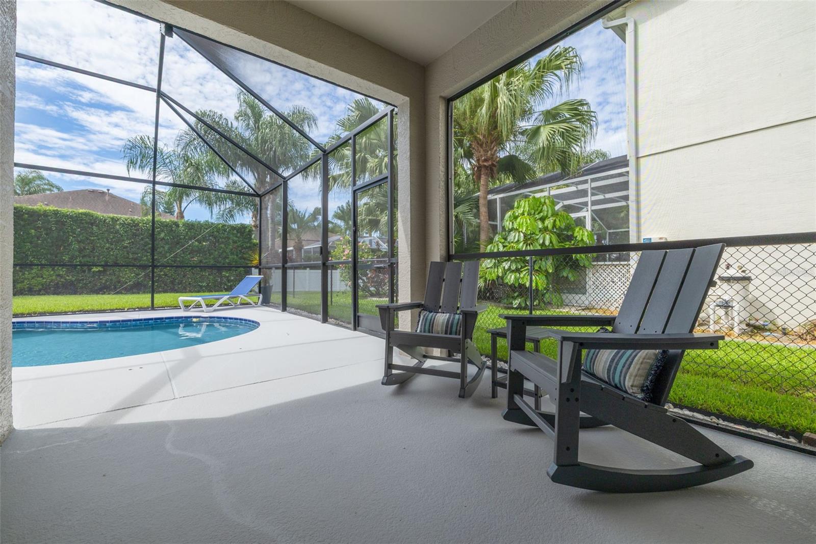 Private fenced yard!