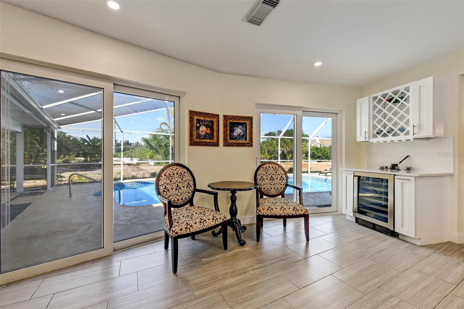 eating area in kitchen
