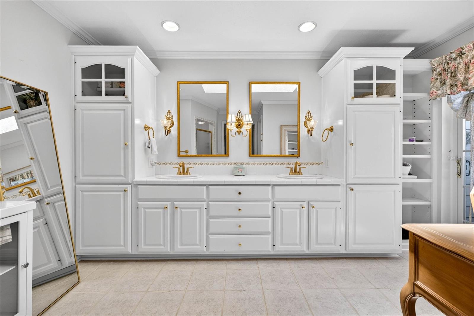 Double vanity w/ storage on both sides
