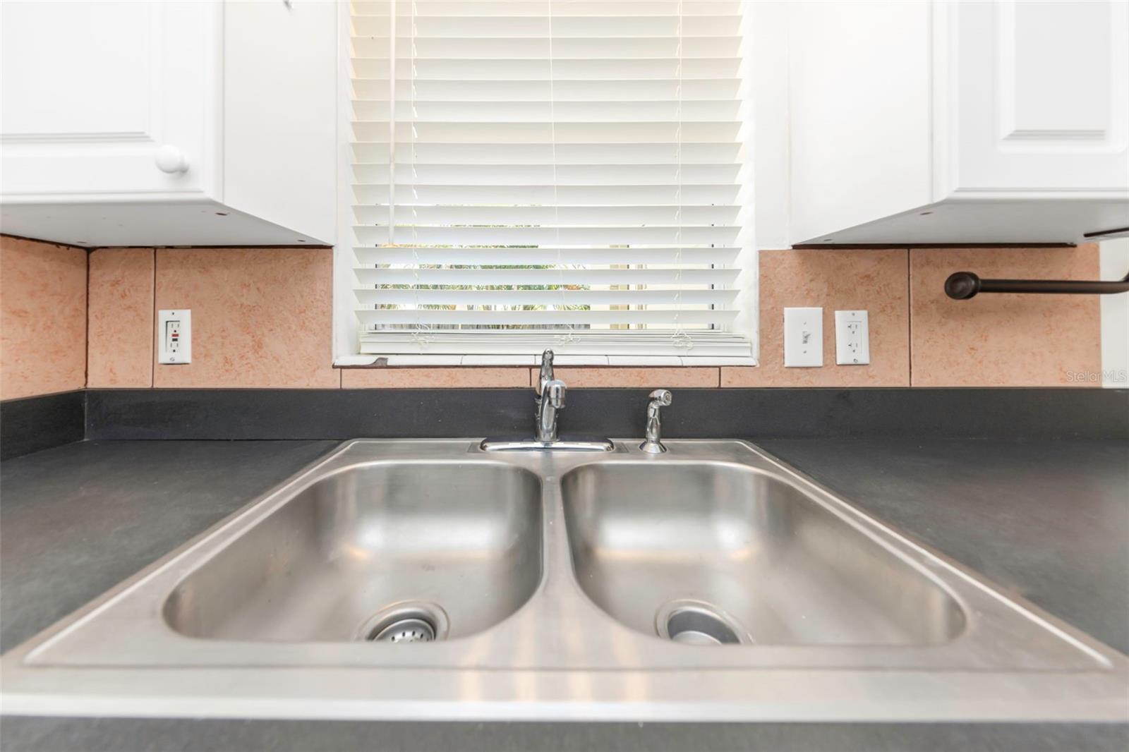 TB8502232