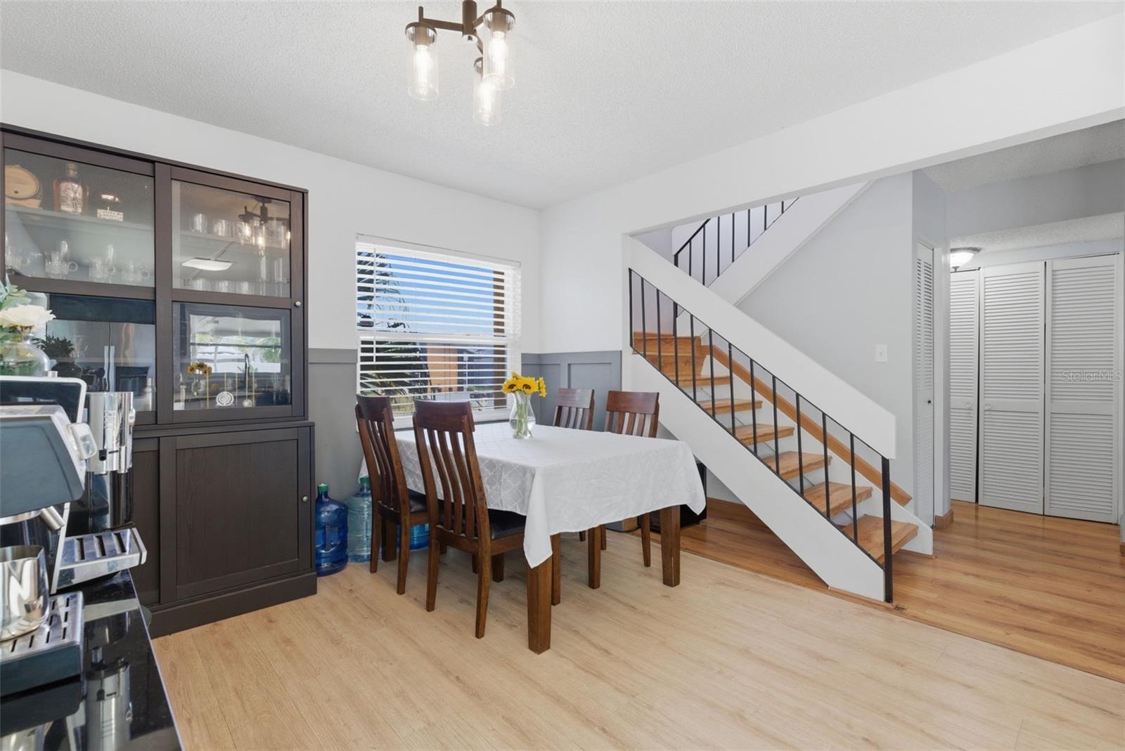 eat-in kitchen
