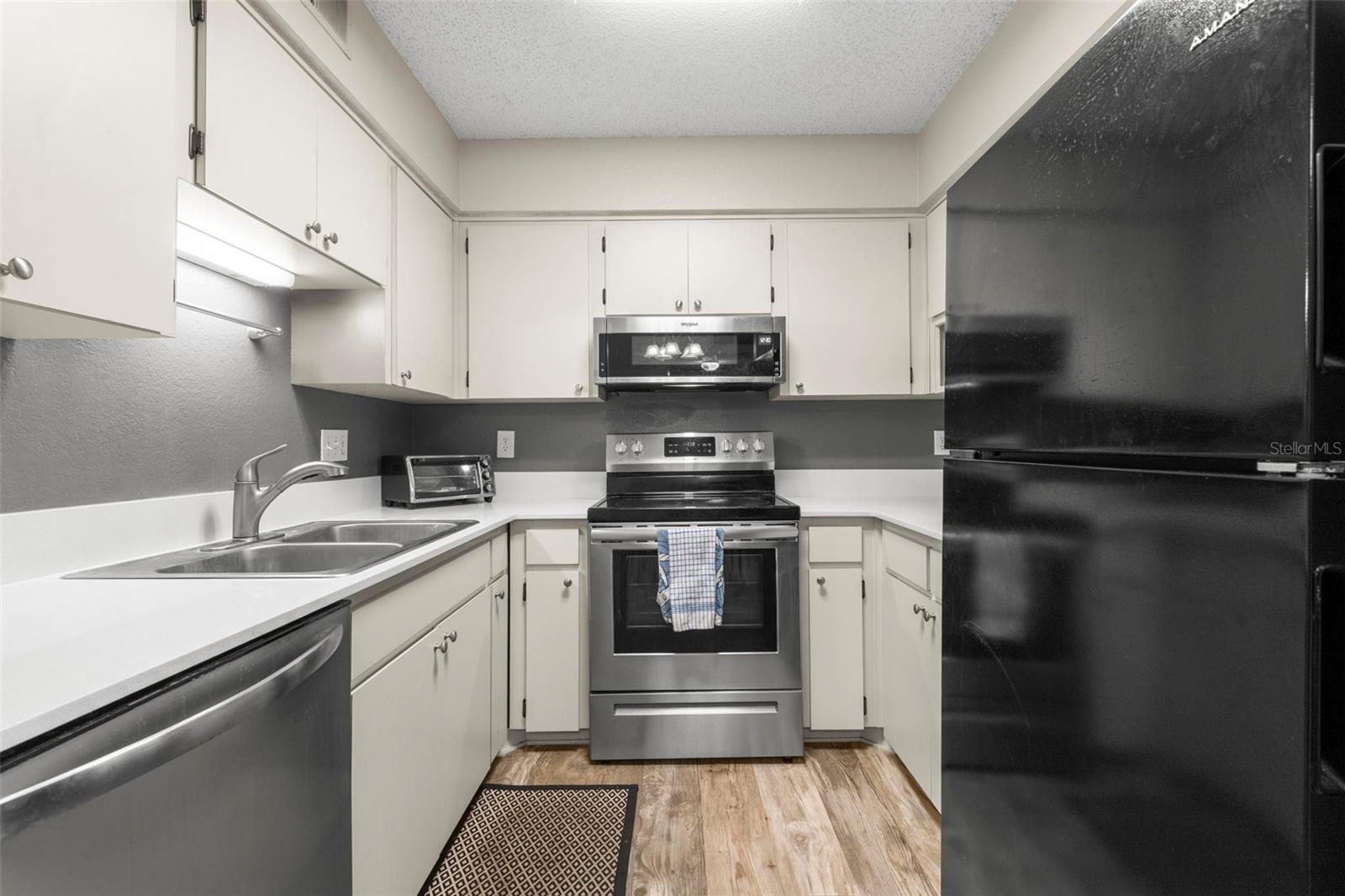 Kitchen with great cabinet space