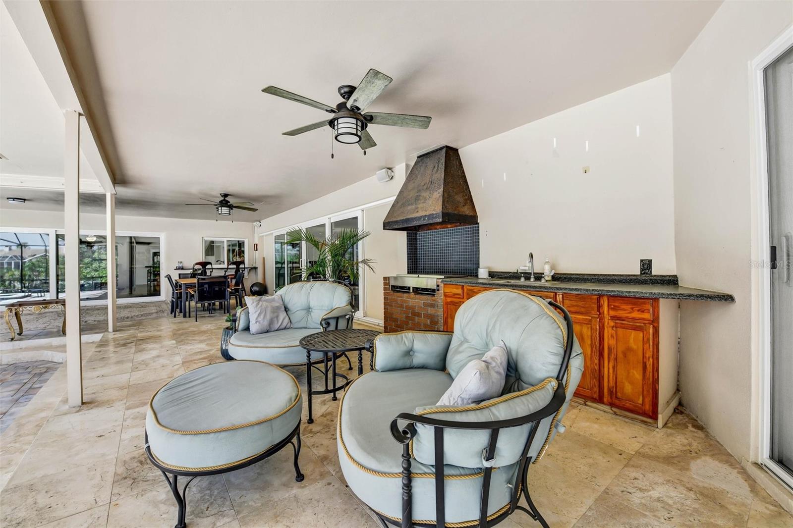 Outdoor kitchen area