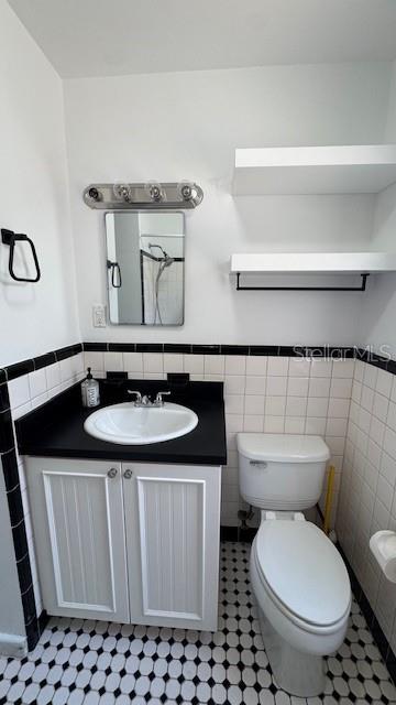 classic black and white bathroom