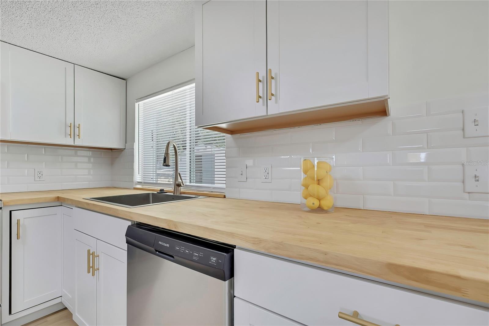 BUTCHER BLOCK COUNTER TOPS