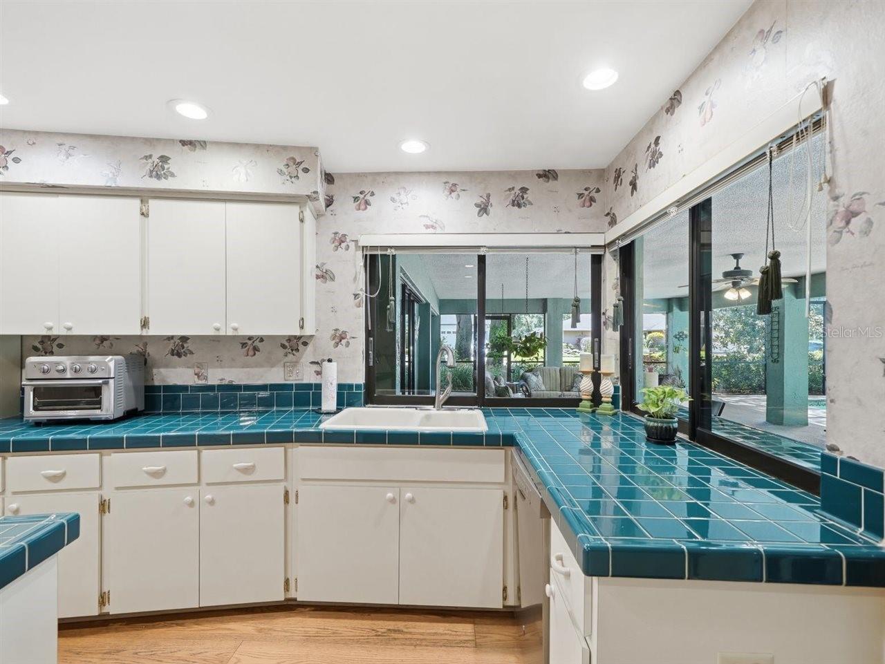 Island with Ceramic cooktop