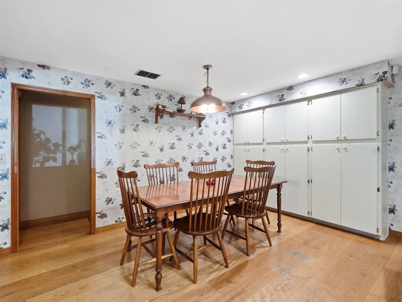 Large eat-in area in Kitchen