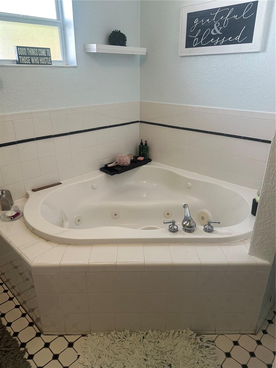 Upstairs en-suite bath