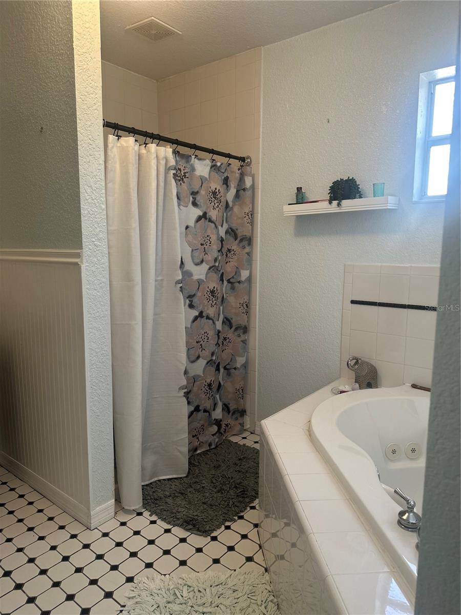 Upstairs en-suite bath